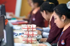 Giao dịch tại một ngân hàng của Lào. (Nguồn: World Bank)