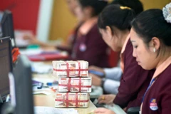 Giao dịch tại một ngân hàng của Lào. (Nguồn: World Bank)