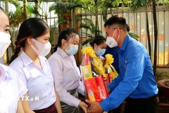 Trao quà cho sinh viên Lào, Campuchia tại Thành phố Hồ Chí Minh cùng đón Tết cổ truyền dân tộc Việt Nam. (Ảnh: Thanh Vũ/TTXVN)