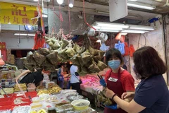 Bánh ú được bày bán tại chợ North Point (Hong Kong). (Ảnh: Mạc Luyện/TTXVN)