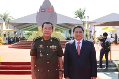 Thủ tướng Phạm Minh Chính và Thủ tướng Campuchia Samdech Techo Hun Sen chụp ảnh chung. (Ảnh: Dương Giang/TTXVN)