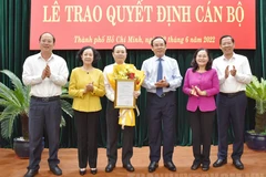 Trưởng ban Tổ chức Trung ương Trương Thị Mai và các đồng chí Thường trực Thành ủy chúc mừng ông Nguyễn Văn Hiếu. (Nguồn: thanhuytphcm.vn)