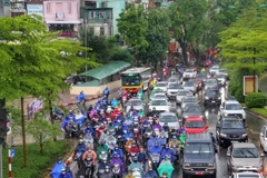 Lượng người và phương tiện phải di chuyển chậm, xuất hiện ùn tắc tại đường Láng. (Ảnh: Tuấn Đức/TTXVN)