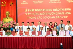 Lãnh đạo các cơ quan báo chí ký giao ước thực hiện phong trào thi đua. (Ảnh: Minh Đức/TTXVN)