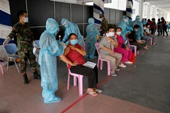Nhân viên y tế tiêm vaccine phòng COVID-19 cho người dân tại Phnom Penh, Campuchia. (Ảnh: AFP/TTXVN)