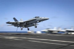 Máy bay tiêm kích F/A-18E Super Hornet hạ cánh xuống tàu sân bay USS Abraham Lincoln (CVN 72) lớp Nimitz ở vùng Vịnh. (Ảnh: AFP/TTXVN)