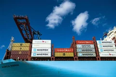 Tàu container của Công ty vận tải biển Maersk (Đan Mạch) neo tại cảng Gothenburg, Thụy Điển chờ bốc hàng. (Ảnh: AFP/TTXVN)