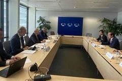 Quang cảnh buổi làm việc giữa Phái đoàn Việt Nam tại EU do Đại sứ Nguyễn Văn Thảo (phải) dẫn đầu và Cao ủy phụ trách nông nghiệp của EU Janusz Wojciechowski tại Brussels, Bỉ. (Ảnh: Trần Việt/TTXVN)