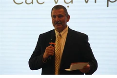 Ông Russ Arthur, nguyên trợ lý đặc vụ phụ trách, Cục Lâm nghiệp Hoa Kỳ, phát biểu tại Hội thảo. (Ảnh: Phan Sáu/TTXVN)