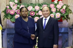 Chủ tịch nước Nguyễn Xuân Phúc tiếp Chủ tịch Quốc hội Cộng hòa Mozambique. (Ảnh: Thống Nhất/TTXVN)