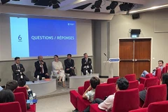 Đại sứ Việt Nam tại Pháp Đinh Toàn Thắng trả lời các câu hỏi của doanh nghiệp. (Ảnh: Nguyễn Thu Hà/TTXVN)