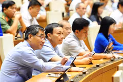 Các đại biểu biểu quyết thông qua Luật Cảnh sát cơ động. (Ảnh: Minh Đức/TTXVN)