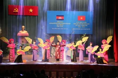 Tiết mục văn nghệ tại Lễ kỷ niệm 55 năm thiết lập quan hệ ngoại giao Việt Nam-Campuchia. (Ảnh: Thanh Vũ/TTXVN)