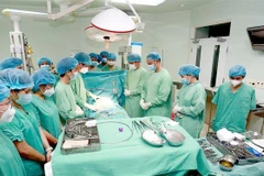 Êkíp thực hiện của Bệnh viện Trung ương Huế xin phép người hiến tạng trước khi mổ. (Ảnh: TTXVN phát)