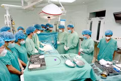 Êkíp thực hiện của Bệnh viện Trung ương Huế xin phép người hiến tạng trước khi mổ. (Ảnh: TTXVN phát)