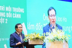 Làm thủ tục nộp thuế. (Nguồn: TTXVN)