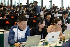 Phóng viên các cơ quan thông tấn, báo chí trong nước tác nghiệp. (Ảnh: TTXVN)