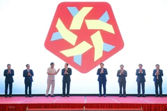 Chủ tịch Quốc hội Vương Đình Huệ và đại biểu thực hiện nghi thức ấn nút công bố Logo, Bộ Nhận diện, Website Hội nghị Nghị sỹ Trẻ Toàn cầu lần thứ 9. (Ảnh: Doãn Tấn/TTXVN)