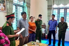 Cơ quan điều tra tống đạt quyết định khởi tố bị can Lê Văn Thụy (thứ 2, từ trái sang). (Ảnh: TTXVN phát)