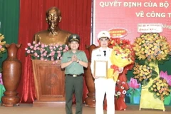 Thiếu tướng Nguyễn Sỹ Quang, Giám đốc Công an tỉnh Đồng Nai trao Quyết định điều động và bổ nhiệm Thượng tá Nguyễn Mạnh Toàn giữ chức Phó Giám đốc Công an tỉnh Đồng Nai. (Ảnh: TTXVN phát)