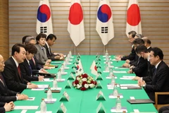 Quan hệ Hàn Quốc-Nhật Bản đang bước sang chương mới, được đánh dấu bằng cuộc gặp thượng đỉnh giữa Tổng thống Hàn Quốc Yoon Suk-yeol (thứ 3, trái) và Thủ tướng Nhật Bản Fumio Kishida (phải). (Nguồn: Yonhap/TTXVN)