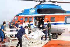 Ba nạn nhân bị giảm áp khi đánh bắt hải sản ở vùng biển Trường Sa được trực thăng đưa về đất liền an toàn. (Ảnh: TTXVN phát)