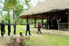 Du khách tham quan Khu di tích Quốc gia đặc biệt Tân Trào. (Ảnh: Vũ Quang/TTXVN)
