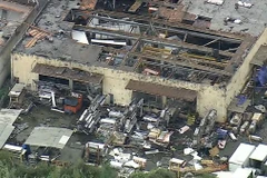 Một số cơ sở hạ tầng bị hư hại do trận lốc xoáy. (Nguồn: KABC)