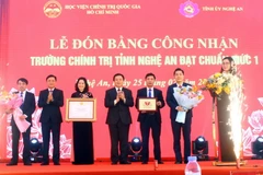 Ông Nguyễn Xuân Thắng, Ủy viên Bộ Chính trị, Giám đốc Học viện Chính trị Quốc gia Hồ Chí Minh, Chủ tịch Hội đồng Lý luận Trung ương trao Bằng đạt chuẩn mức 1 cho tập thể lãnh đạo Trường Chính trị tỉnh Nghệ An. (Ảnh: Tá Chuyên/TTXVN)