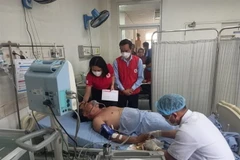 Các bệnh nhân trong vụ tai nạn thương tâm đang được tích cực điều trị tại Bệnh viên Đa khoa Trung ương Quảng Nam. (Ảnh: Trịnh Bang Nhiệm/TTXVN)