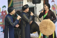 Các liền anh, liền chị trình diễn màn hát giao duyên Quan họ trong ngày hội. (Ảnh: Nhật Anh/TTXVN)