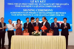 Đại diện cơ quan liên quan tỉnh Nam Định và lãnh đạo Tập đoàn Quanta ký thỏa thuận phát triển dự án sản xuất máy tính quy mô lớn tại Khu công nghiệp Mỹ Thuận. (Ảnh: Nguyễn Lành/TTXVN)