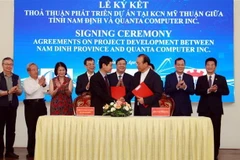 Đại diện cơ quan liên quan tỉnh Nam Định và lãnh đạo Tập đoàn Quanta ký thỏa thuận phát triển dự án sản xuất máy tính quy mô lớn tại Khu công nghiệp Mỹ Thuận. (Ảnh: Nguyễn Lành/TTXVN)