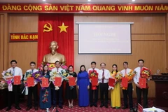 Trao quyết định luân chuyển, điều động, bổ nhiệm cán bộ lãnh đạo, quản lý. (Ảnh: Vũ Hoàng Giang/TTXVN)