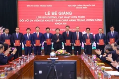 GS.TS Nguyễn Xuân Thắng, Giám đốc Học viện Chính trị quốc gia Hồ Chí Minh trao Giấy chứng nhận tốt nghiệp cho các Ủy viên Dự khuyết Ban Chấp hành Trung ương Đảng khóa XIII. (Ảnh: Văn Điệp/TTXVN)