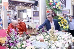 Nghi lễ tắm Phật cầu an cho năm mới. (Ảnh: Xuân Khu/TTXVN)