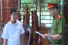 Cơ quan Cảnh sát Điều tra Công an tỉnh thi hành lệnh bắt Lê Chí Cường, nguyên Giám đốc Cơ sở Cai nghiện Ma túy số 1 Thanh Hóa. (Ảnh: Công an Thanh Hóa)