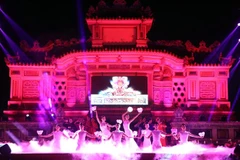 Chương trình nghệ thuật tại Lễ bế mạc Festival nghề truyền thống Huế 2023. (Ảnh: Đỗ Trưởng/TTXVN)