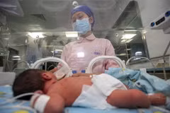 Nhân viên y tế chăm sóc em bé sơ sinh tại Trung Quốc. (Ảnh minh họa. Nguồn: AFP/TTXVN)