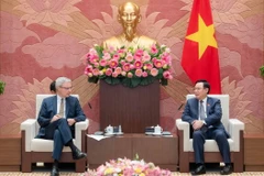 Chủ tịch Quốc hội Vương Đình Huệ tiếp Đại sứ Cộng hòa Pháp tại Việt Nam Nicolas Warnery. (Ảnh: An Đăng/TTXVN)