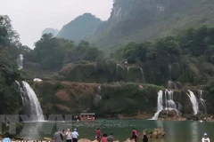 Dòng nước ở chân thác phụ tại thác Bản Giốc đã cạn trơ đáy. (Ảnh: Quốc Đạt/TTXVN)