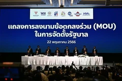 Lãnh đạo các đảng chính trị Thái Lan chụp ảnh chung tại lễ ký Bản ghi nhớ về thành lập Chính phủ mới ở Bangkok, ngày 22/5. (Ảnh: AFP/TTXVN)