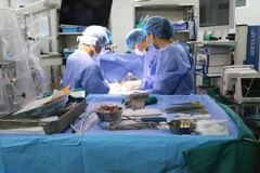 Êkíp phẫu thuật cho người bệnh. (Nguồn: Bệnh viện đa khoa Phú Thọ)