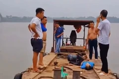 Nạn nhân được cứu lên thuyền trong tình trạng bị choáng và đau ở vùng bụng.