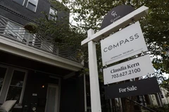 Một ngôi nhà treo biển rao bán tại Washington, DC, Mỹ. (Ảnh: THX/TTXVN)