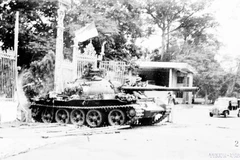 Xe tăng quân giải phóng băng qua cánh cổng sắt tiến vào Dinh Độc Lập, ngày 30/4/1975. (Ảnh: Vũ Tạo/TTXVN)