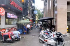 Xe máy dựng tràn ra lề đường đầu ngõ Tràng Tiền. (Ảnh: Tuấn Đức/TTXVN)