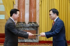 Đại sứ Hàn Quốc Choi Young Sam (bên phải) trình Quốc thư lên Chủ tịch nước Võ Văn Thưởng. (Ảnh: Thống Nhất/TTXVN)