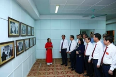 Các đại biểu tham quan trưng bày ảnh tại Khu Di tích Trụ sở Chính phủ Cách mạng lâm thời Cộng hòa miền Nam Việt Nam. (Ảnh: An Đăng/TTXVN