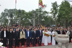 Các đại biểu dự lễ dâng hương tưởng niệm ngày Tướng quân Phạm Ngũ Lão ra quân đánh giặc giữ nước. (Ảnh: Mai Ngoan/TTXVN)